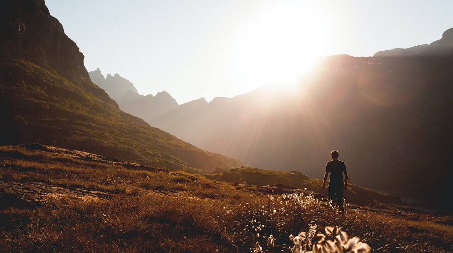 Mann beim wandern in der Sonne
